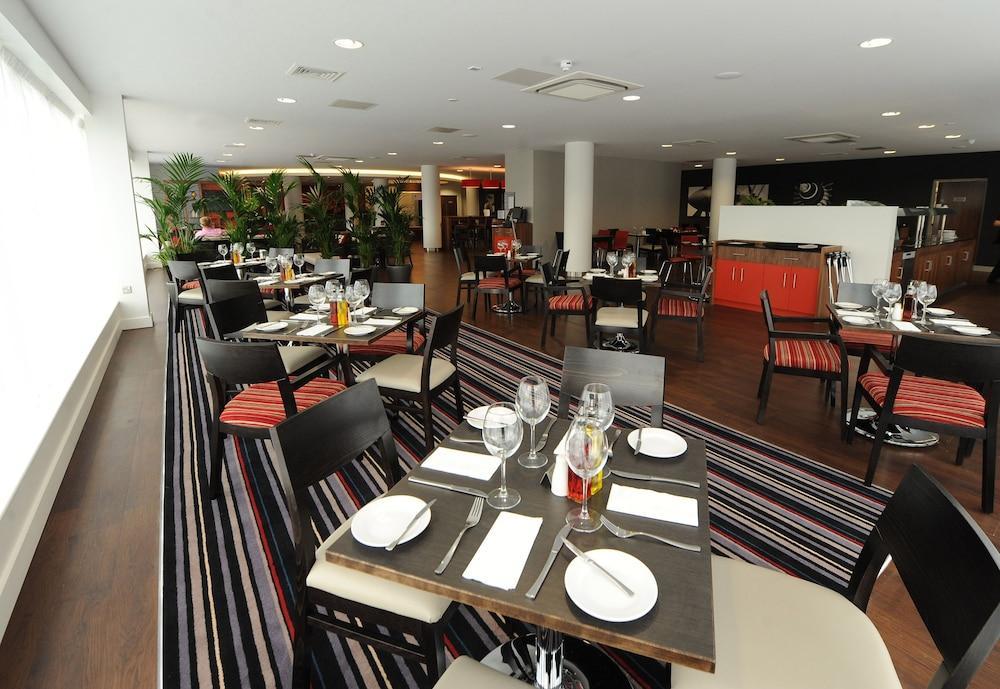 Holiday Inn London Luton Airport By Ihg Esterno foto