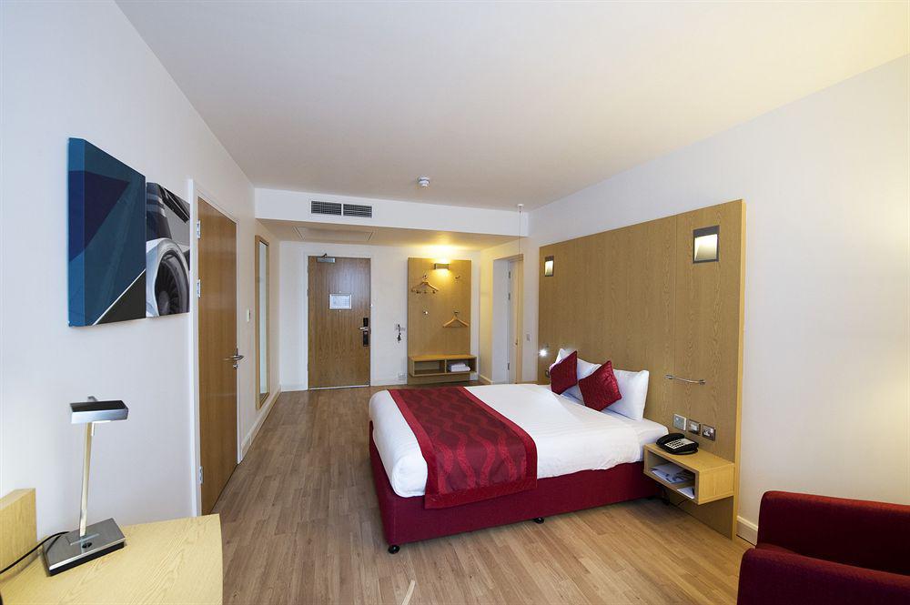 Holiday Inn London Luton Airport By Ihg Esterno foto