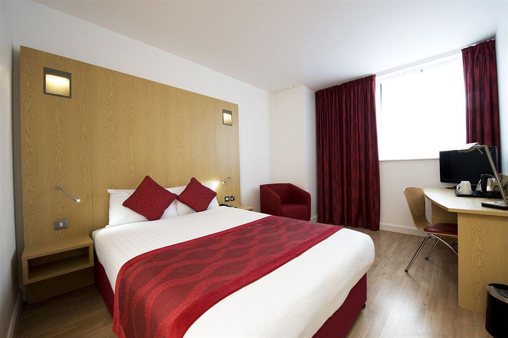Holiday Inn London Luton Airport By Ihg Esterno foto