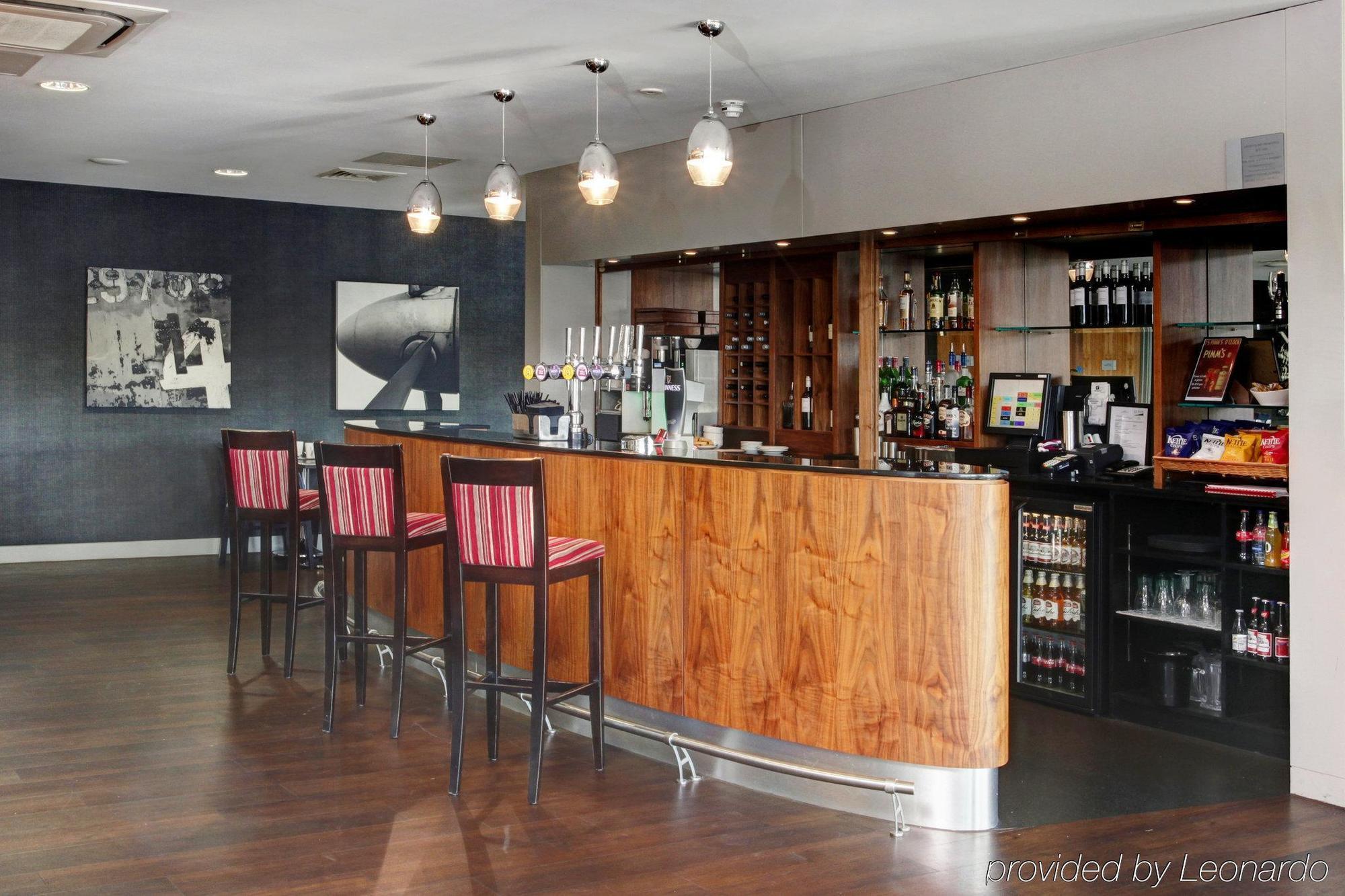 Holiday Inn London Luton Airport By Ihg Esterno foto